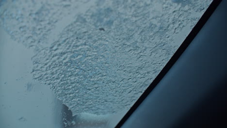 Als-Ich-Die-Windschutzscheibe-Eines-Autos-Mit-Einem-Eiskratzer-Reinigte,-Bedeckte-Eisregen-über-Nacht-Das-Loch-In-Der-Windschutzscheibe