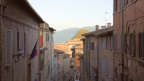 Schwenk-Einer-Wunderschönen-Straße-In-Der-Antiken-Stadt-Urbino,-Dem-Geburtsort-Des-Malers-Raphael,-Italien