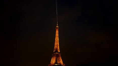 Corto-Cinematográfico-La-Torre-Eiffel-Se-Ilumina-Por-La-Noche,-Se-Ve-Tan-Hermosa
