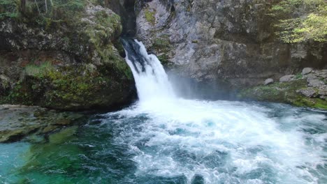 Drohnenansicht-In-Albanien-In-Den-Alpen,-Die-Vor-Einem-Wasserfall-Fliegen,-Umgeben-Von-Den-Felsigen-Und-Grünen-Bergen-In-Theth