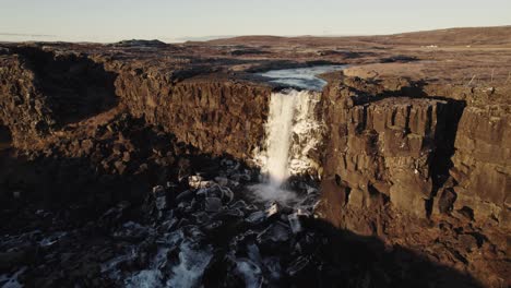 Berühmter-Wasserfall-Oxararfoss-In-Island,-Sonnenaufgangs-Luftumlaufbahn,-Weite-Landschaft