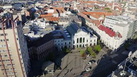 Antiguo-Edificio-Del-Mercado,-Plaza-Snp-En-Bratislava,-Eslovaquia---Vista-Aérea-De-Drones
