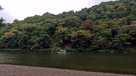 Oi-River-Boat-Tours-At-Arashiyama-Kyoto,-Japan