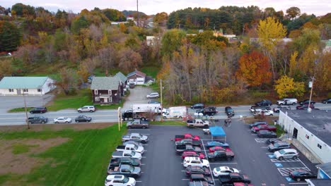 Drohnenaufnahmen-Zeigen-Beamte-Vor-Einer-Bar-In-Lewiston,-Maine,-Während-Einer-Massenerschießung