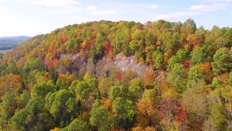 Bunter-Wald-In-Felsigen-Bergen-Im-Herbst-In-Montreal,-Québec,-Kanada