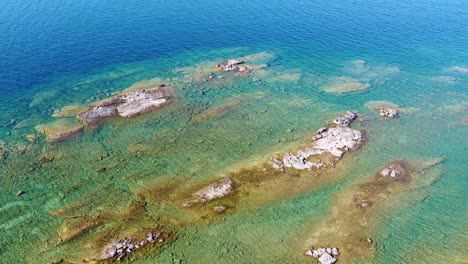 Aerial-tour-of-Georgian-Bay,-Ontario,-Canada,-with-turquoise-lake-and-rocky-coast