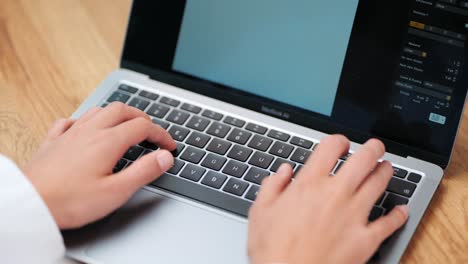 Blick-über-Die-Schulter:-Geschäftsfrau-Tippt-Auf-Der-MacBook-Tastatur