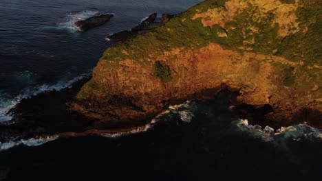 Malerische-Felsige-Küste-Mit-Spärlicher-Vegetation-Und-Wasser-Des-Pazifischen-Ozeans