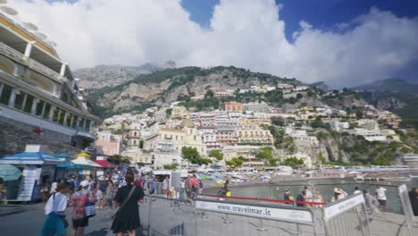 Amalfi-Positano-Italia-Viajes-De-Inmersión-Turismo-Mar-Mediterráneo-Costa-Agua-Europa,-Caminar,-4k-|-Gran-Multitud-En-El-Muelle-Y-La-Playa-Cerca-De-La-Impresionante-Ladera-De-La-Montaña