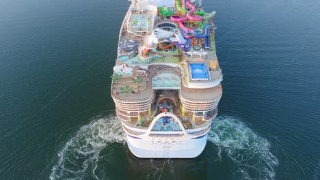 Das-Größte-Kreuzfahrtschiff-Der-Welt,-Ikone-Der-Meere,-Während-Der-Zweiten-Probefahrt-Im-Finnischen-Archipel