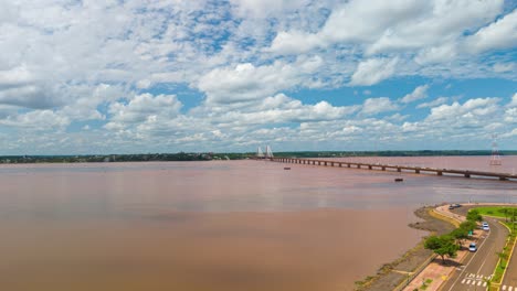 Wunderschöner-Hyperlapse-Der-Stadt-Posadas,-Mit-Dem-Fluss-Paraná-Und-Paraguay-Im-Hintergrund