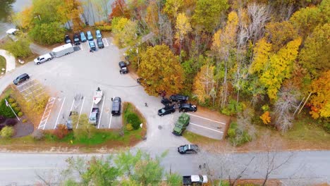 Drohnen--Und-Bodenaufnahmen-Zeigen-FBI-Agenten,-Die-Eine-Massenschießerei-In-Lewiston,-Maine,-USA,-Untersuchen