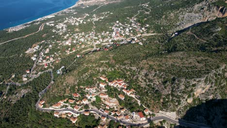 Schönheit-Der-Albanischen-Riviera:-Gebirgstouristendörfer-Schmücken-Die-Wunderschöne-Küste,-Laden-Zum-Erkunden-Ein-Und-Offenbaren-Den-Charme-Der-Küstenlandschaft