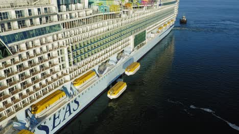 El-Crucero-Más-Grande-Del-Mundo,-Icono-De-Los-Mares,-Durante-Las-Segundas-Pruebas-En-El-Mar-En-El-Archipiélago-Finlandés.