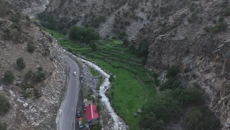 Valles-Verdes-A-Lo-Largo-De-La-Carretera-Chilas-babusar,-Pakistán.-Aéreo