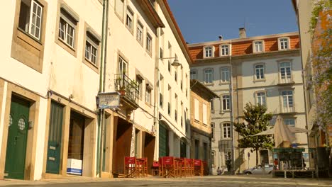 Buchladen-Und-Restaurant-Entlang-Der-Alten-Straße-In-Braga,-Portugal