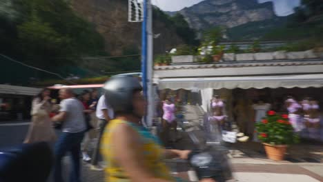 Amalfi-Positano-Italia-Viajes-De-Inmersión-Turismo-Mar-Mediterráneo-Costa-Agua-Europa,-Caminar,-4k-|-Motocicleta-Pasando-Cerca-De-Viajeros-Asiáticos-Que-Exploran-Caminos-Debajo-De-Famosos-Acantilados-De-Montaña,-Temblorosos