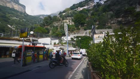 Amalfi-Positano-Italien-Immersiver-Reisetourismus-Mittelmeerküste-Wasser-Europa,-Wandern,-4k-|-Motorrad-Fährt-Im-Verkehr-Und-Erkundet-Straßen-Unterhalb-Berühmter-Bergklippen,-Wackelig