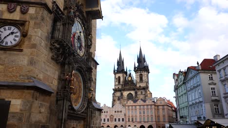 Prager-Altes-Rathaus-Mit-Astronomischer-Uhr-Und-Kirche-Unserer-Lieben-Frau-Vor-Tyn