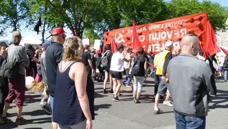 Los-Manifestantes-Contra-La-Cumbre-Del-G7-Portando-Sus-Pancartas-Mientras-Marchan-Por-Las-Calles-De-La-Ciudad-De-Québec,-Québec,-Canadá