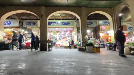 Hypermarkt-Sommer-Obst-Einkaufen-Frauen-Im-Iran-Menschen-Alltag-Bauernmarkt-Landwirtschaft-Frisches-Bio-Produkt-Garten-Nach-Hause-Nacht-Vitamin-Entgiftung-Gesundes-Leben-Stadtstadt-Luftverschmutzung-Iran-Heute