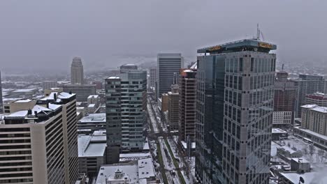 Luftaufnahme-Entlang-Der-Verschneiten-Hauptstraße-Von-Salt-Lake-City,-Vorbei-Am-Wells-Fargo-Center