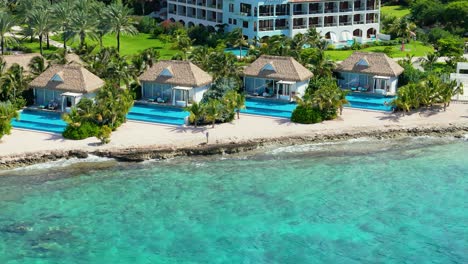 Private-Resort-Villen-Mit-Infinity-Pool-Und-Blick-Auf-Das-Kristallklare,-Blaue-Wasser-Der-Karibik