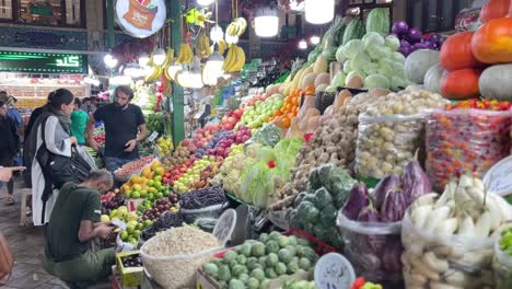 Historischer-Ort,-Antike-Architektur,-Tadschrischer-Basar-In-Teheran,-Iranischer-Frauen-Hijab-Bewegung,-Frisches-Obst-Und-Gemüse,-Buntes-Lebensmittelgeschäft-Auf-Dem-Markt-Der-Einheimischen,-Verbrauchermarkt,-Bezahlung-Von-Bargeld,-Auswahl-An-Frischem-Obst