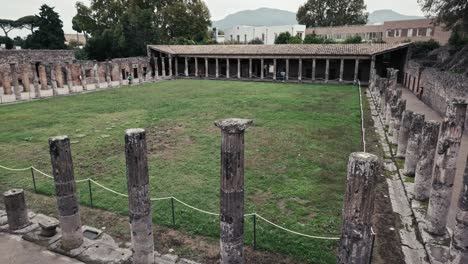 Cuarteles-De-Gladiadores-Con-Altísimas-Columnas-En-Pompeya,-Italia