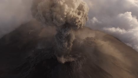 Vulkankrater-Bricht-Aus,-Dramatischer-Rauch-Steigt-Vom-Vulkangipfel-Auf---Drohnenaufnahme