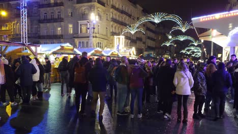Crowd-of-people-at-the-festive-Christmas-market-in-the-evening-city-center---Brussels,-Belgium