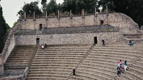 Turistas-En-El-Gran-Teatro-De-Pompeya,-Ruinas-Antiguas,-Italia
