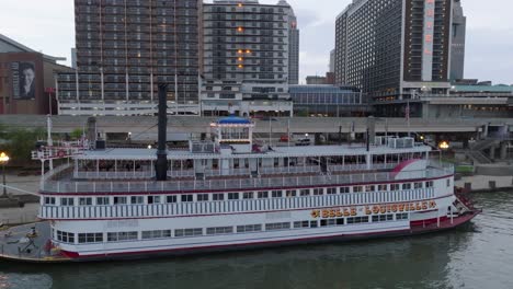 Belle-Louisville-steamboat-in-downtown-on-Ohio-River