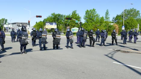 Toma-Panorámica-De-Derecha-A-Izquierda-De-Un-Grupo-De-Policías-Antidisturbios-Desplegados-En-Medio-De-La-Intersección-De-La-Ciudad-De-Québec,-En-Preparación-Para-La-Cumbre-Del-G7-Celebrada-En-Québec,-Canadá.