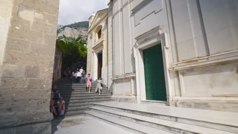Amalfi-Positano-Italy-Immersive-Travel-Tourism-Mediterranean-Sea-Coast-Water-Europe,-Walking,-4K-|-Speedy-Movement-of-Passing-Through-Tourists-to-Make-it-Up-Stairs-Near-Cathedral,-Shaky