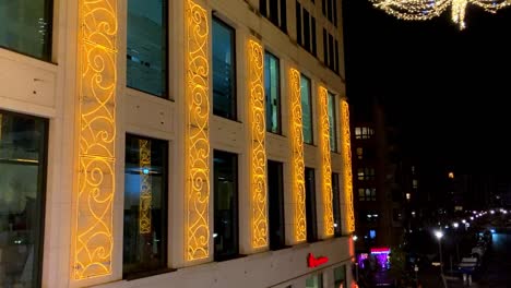 Ángel-Navideño-Como-Decoración-En-El-Centro-Comercial-Berlin-Mall,-Leipziger-Platz,-Noviembre-De-2023