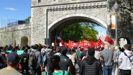 Diferentes-Grupos-Realizan-Una-Marcha-De-Protesta-En-Las-Calles-De-La-Ciudad-De-Québec,-Mientras-Los-Agentes-Del-Orden-Garantizan-La-Seguridad-De-Todos-En-Québec,-Canadá.