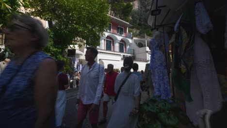 Amalfi-Positano-Italia-Viajes-De-Inmersión-Turismo-Mar-Mediterráneo-Costa-Agua-Europa,-Caminar,-4k-|-Mujer-Liderando-Grupos-De-Turistas-Explorando-Caminos-Debajo-De-Famosos-Acantilados-De-Montaña,-Temblorosos