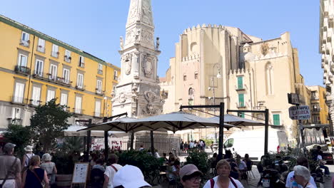 Marble-statue-in-a-city-square-with-historical-buildings-around---Neapol,-Italy