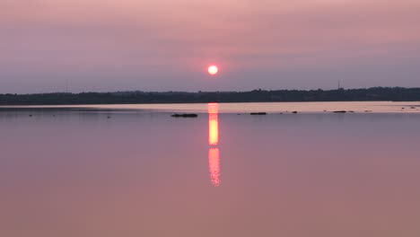 Ein-Blick-Aus-Der-Drohnenperspektive-Auf-Einen-Atemberaubenden-Sonnenuntergang-über-Dem-Paraná-Fluss