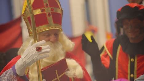 Der-Heilige-Nikolaus-Hält-Seinen-Goldfarbenen-Bischofsstab-Und-Winkt-Und-Schüttelt-Die-Hände