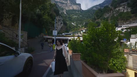 Amalfi-Positano-Italien-Immersiver-Reisetourismus-Mittelmeerküste-Wasser-Europa,-Wandern,-4k-|-Asiatische-Reisende-Erkunden-Straßen-Unterhalb-Berühmter-Bergklippen,-Wackelig