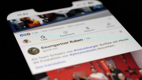 Nahaufnahme-Eines-Fingers,-Der-Den-Smartphone-Bildschirm-Berührt,-Die-LinkedIn-App-öffnet-Und-Nachrichten-Scrollt