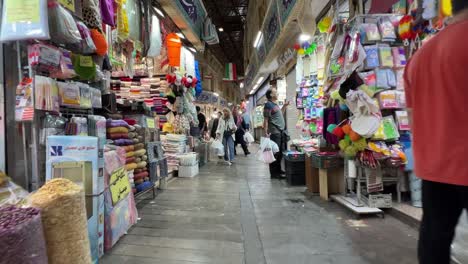 Caminando-En-El-Mercado-Local-De-Teherán,-Bazar-Tajrish,-El-Antiguo-Centro-Comercial-De-La-Ciudad-En-Irán,-Medio-Oriente,-Asia,-Tienda-De-Frutas-Frescas,-Pistachos,-Compras-Y-Gente,-Vida-Diaria-Hoy,-Calle-Estrecha,-Producto-Colorido,-Granjero-Urbano.