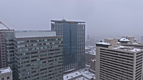 Wells-Fargo-skyscraper-in-downtown-Salt-Lake-City-on-grey-winter's-day