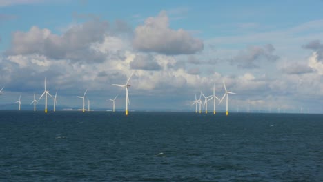 Kamerafahrt-Von-Windkraftanlagen-In-Der-Irischen-See-Zwischen-Haysham,-Großbritannien-Und-Der-Isle-Of-Man