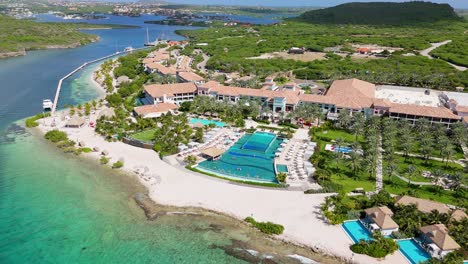 Impresionante-Piscina-Infinita-Con-Vistas-Al-Hermoso-Océano-Caribeño-En-Un-Día-Soleado-De-Cielo-Azul