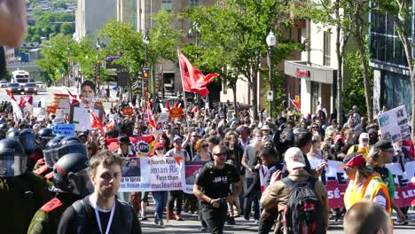 Un-Grupo-De-Activistas-En-Una-Marcha-De-Protesta-En-Las-Calles-De-La-Ciudad-De-Québec,-Mientras-Los-Agentes-Del-Orden-Garantizan-La-Seguridad-De-Todos-En-Québec,-Canadá.