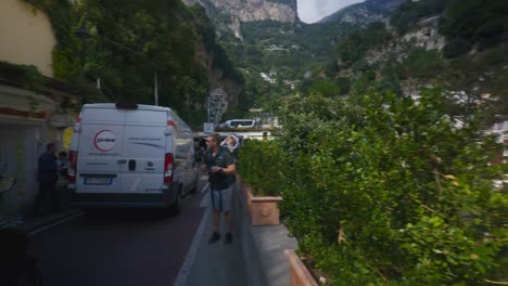 Amalfi-Positano-Italien-Immersiver-Reisetourismus-Mittelmeerküste-Wasser-Europa,-Wandern,-4k-|-Frau-Im-Bikini-Erkundet-Straßen-Unterhalb-Berühmter-Bergklippen,-Wackelig