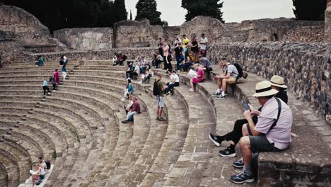 Visitantes-Sentados-En-El-Gran-Teatro-De-Pompeya,-Italia.
